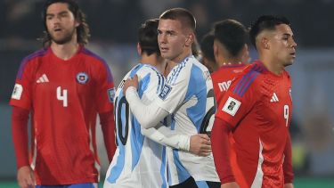 Este abrazo puede ser clave en la historia de la Selección: Messi y Mastantuono. (AFP)