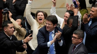 ARCHIVO - Miguel Uribe Turbay (centro, con corbata azul), senador colombiano y candidato presidencial por el partido derechista Centro Democrático, celebra tras votar en contra de un referéndum de reforma laboral propuesto por el gobierno, en Bogotá, Colombia, el 14 de mayo de 2025. (Foto AP/Fernando Vergara, Archivo)
