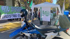 Protesta en el centro de Neuquén por demandas en los registros civiles, ¿qué sucederá con los casamientos el viernes?