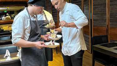 Las mil variantes de cocinar el cordero: desde la costillas al rabo y los sesos, según el chef Aníbal Ramírez, de Bariloche