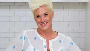 Quién era Anne Burrell, la icónica chef de la televisión de Estados Unidos que murió
