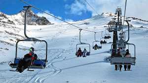 Cortés quiere anticipar el precio del pase de esquí de Bariloche en la feria de Brasil