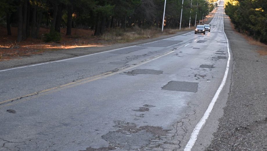 La ruta al aeropuerto de Bariloche tiene una proyección de recibir un flujo de unos 3.800 vehículos por día. Archivo