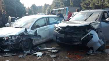 Fuerte en choque en la zona de calle calle Río Minero y Avenida Bustillo. Tres personas heridas. Foto: gentileza.
