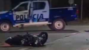 Fuerte choque en el Metrobús de Neuquén entre un patrullero y una moto: una persona fue hospitalizada