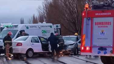 Choque frontal en Ruta 151. Una de las personas heridas sufrió traumatismo de cráneo. Foto: gentileza FM Master Cinco Saltos.