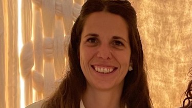 De Cervantes a Londres: Cindy brilla en la Bienal de Diseño con el espíritu de los Andes y la Patagonia