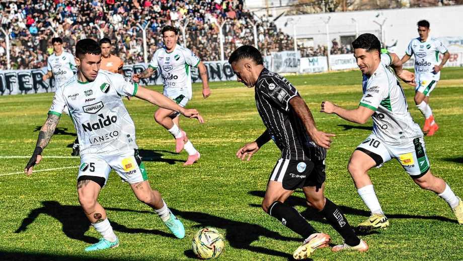 Cipolletti recibe a Villa Mitre en La Visera. (Foto: Matías Subat)