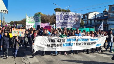 Trabajadores, estudiantes y gremios marcharon en Cutral y Huincul. (Foto: Andrea Vazquez)