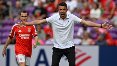 El técnico de Benfica Bruno Lage y el turco Kokcu discutieron fuerte durante el partido. 