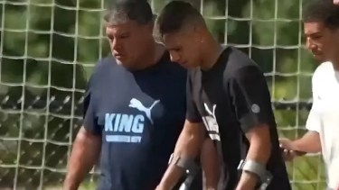 Claudio Echeverri apareció en la práctica de Manchester City con una bota y muletas tras la lesión que sufrió ante Al-Ain.