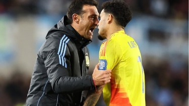 El DT argentino tomando del brazo al delantero del Liverpool, Luis Díaz, tras el empate de la Albiceleste. 