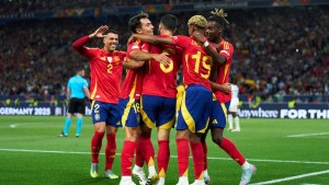 Con una furia de goles, España derrotó 5-4 a Francia y va por otro título en la Nations League