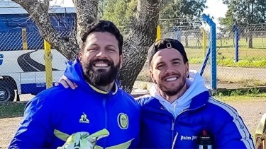 Gio Lo Celso con Jorge Broun, en la visita del ex Canalla al entrenamiento de Rosario Central.