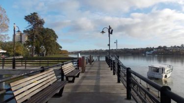 Quién era el hombre que apareció muerto en la costanera de Viedma: lo que se sabe de su hallazgo