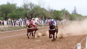 Carrera de caballos dramática en Mainqué | Habló la mamá del nene de 7 años embestido por el animal, ¿cómo está?: «Una desgracia»