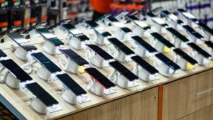 Celulares más baratos por la quita de aranceles: ¿cuál es la marca más buscada en Argentina por tener precios más bajos que Chile?