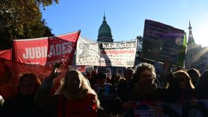 Video | La marcha de los jubilados se mantuvo firme este miércoles con un Congreso vallado