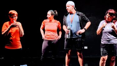 “Tengo la suerte de tener un elencazo”, dice Ely Navarro, sobre el trabajo actoral de “La hermandad del fútbol”.