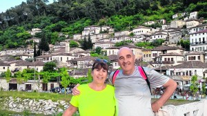 Viajeros de Neuquén en Albania entraron a un negocio, escucharon una canción y mirá lo que pasó