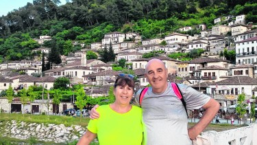 Viajeros de Neuquén en Albania entraron a un negocio, escucharon una canción y mirá lo que pasó