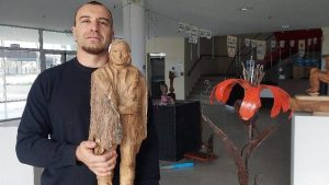 El artista roquense Néstor Confalonieri muestra su obra escultórica en Viedma