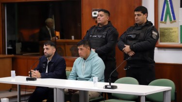 El imputado Isaías Barrera (a la derecha) estaba con prisión preventiva domiciliaria desde mayo del año pasado, que cumplió en Carmen de Patagones. (foto Marcelo Ochoa)