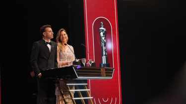 Martín Bossi y Karina Mazzocco fueron los conductores de los Martín Fierro Teatro.-