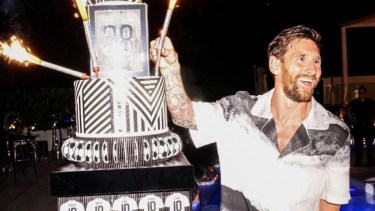 La fiesta del cumpleaños 38 de Messi tuvo varios invitados de lujo, entre familiares y amigos del astro argentino.