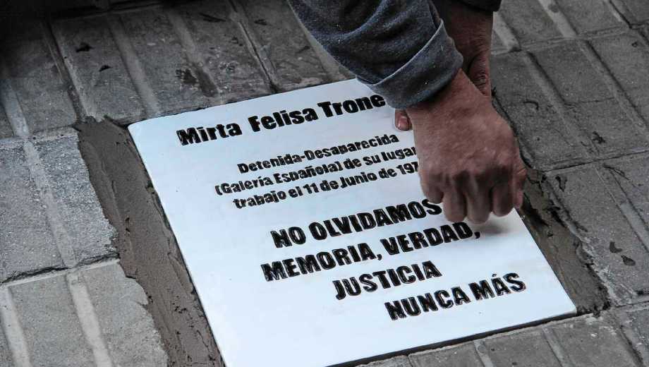 El secuestro de Mirta Tronelli en su lugar de trabajo, al mediodía del 11 de junio de 1976, quedó retratado en una baldosa  de la Memoria (foto archivo Oscar Livera)