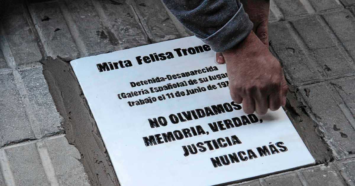 Reponen la baldosa de la Memoria en Neuquén por Mirta Tronelli