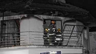 Bomberos, Policía y personal del SIEN trabajaron durante horas en el incendio que dejó cuatro víctimas fatales. Foto Oscar Livera.