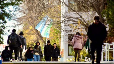 Un «techo» para los salarios, la denuncia detrás del paro universitario en Neuquén y Río Negro