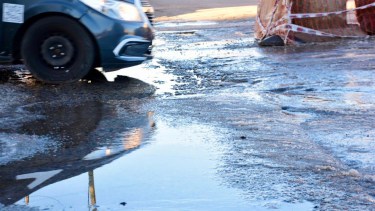 Las calles donde había agua amanecieron congeladas (Foto: Maty Subat)