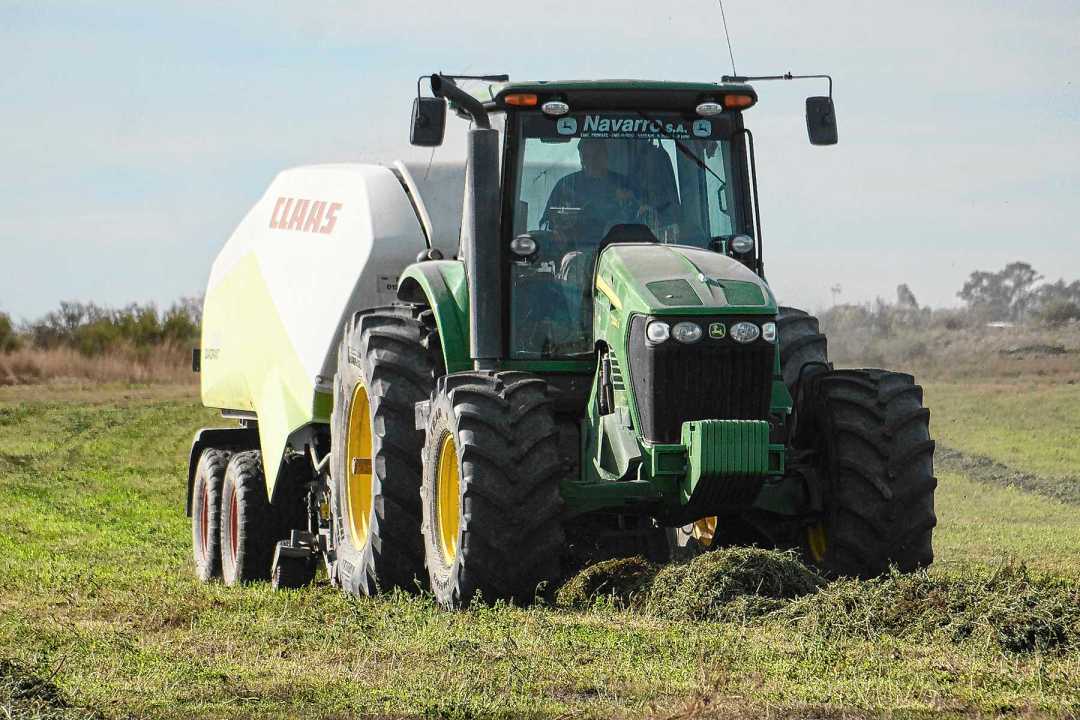Megaenfardadora de alfalfa en Agrónica SA, la mayor productora de alfalfa de la Patagonia. Foto: Juan Thomes.
