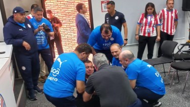 Gustavo Alfaro protagonizó un momento inesperado al asistir a un reportero gráfico que se descompensó.