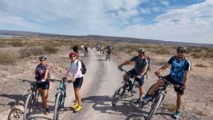 Pedaleá entre dinosaurios: un paseo activo pero accesible para el feriado largo en El Chocón