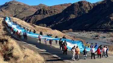Emoción celeste y blanca: Andacollo desplegó la bandera más larga de Neuquén