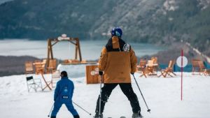 Esquiar entre San Martín de los Andes y Villa La Angostura: Lago Hermoso se prepara con novedades y aventuras únicas