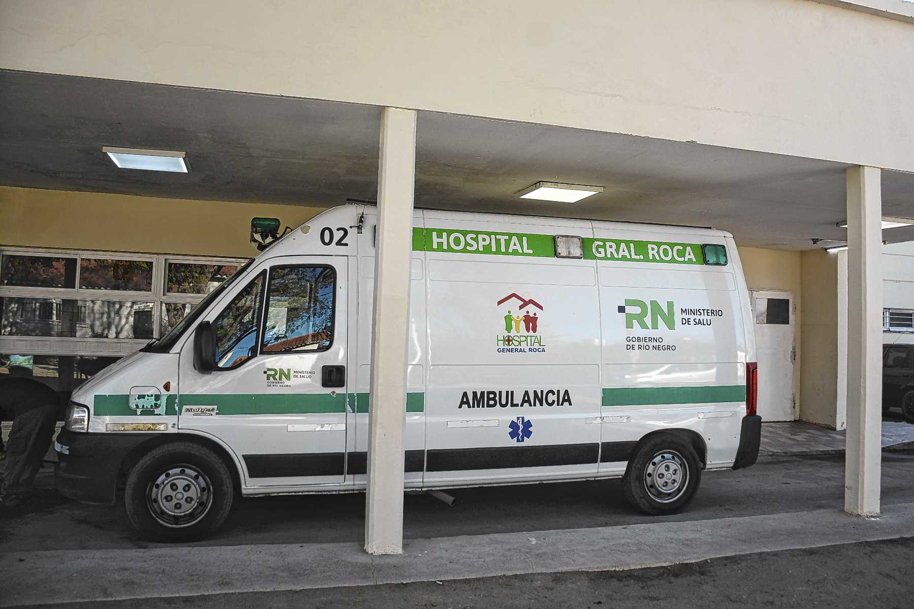 Falleció un mecánico en Roca tras ser aplastado por un auto que reparaba