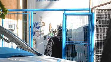 Trabajos en el hospital de Roca durante la mañana del lunes. (Foto: Juan Thomes)