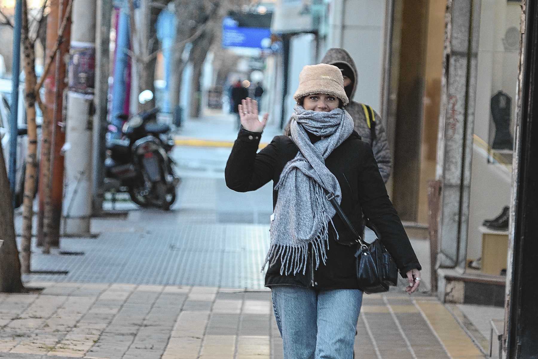 Frío polar en Neuquén y Río Negro: heladas en el Alto Valle y alerta por nieve en la cordillera este viernes