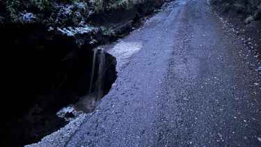 Socavón en la calle Maitland de Villa La Angostura. Foto: Dirección de Protección Civil.