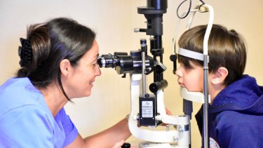 La doctora Rosario Pérez Huniken junto a un paciente. Foto: Matías Subat. 