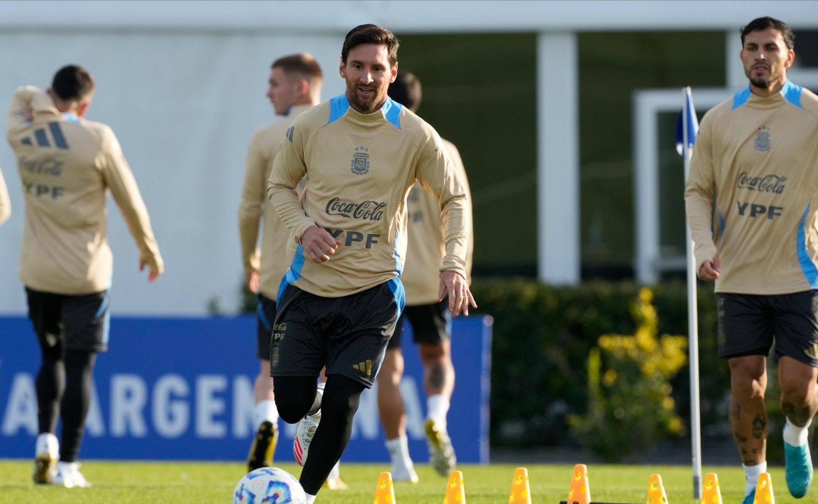 La Selección Argentina visita a Chile por las Eliminatorias: hora, TV y formaciones