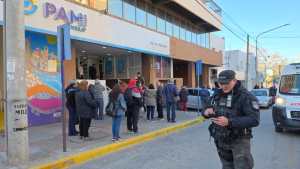 Murió el jubilado que se desmayó en PAMI de Neuquén: no lograron reanimarlo, la Policía desalojó la oficina