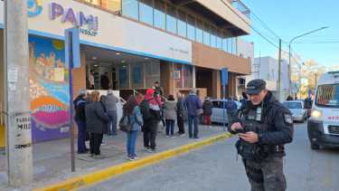 Un hombre murió tras desmayarse en PAMI Neuquén. La Policía desalojó las instalaciones. (Gentileza: Judith Camels).