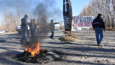 Policías retirados de Río Negro protestaron en la Ruta 22: exigen una reunión con Weretilneck por la zona desfavorable