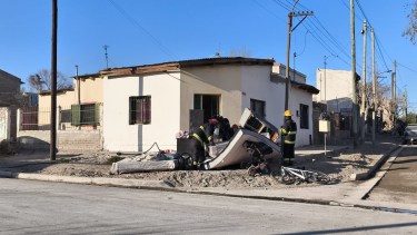 Dos abuelos fueron rescatados de su vivienda este domingo. Foto: Juan Thomes.