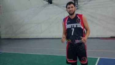 Era apasionado por el básquet y jugaba varios torneos de la ciudad. 